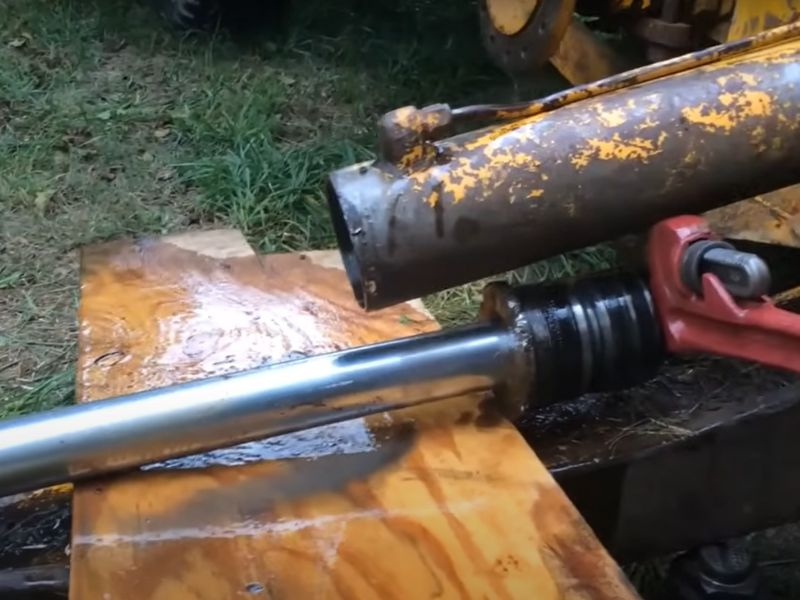 Como remover o cilindro hidráulico da escavadeira